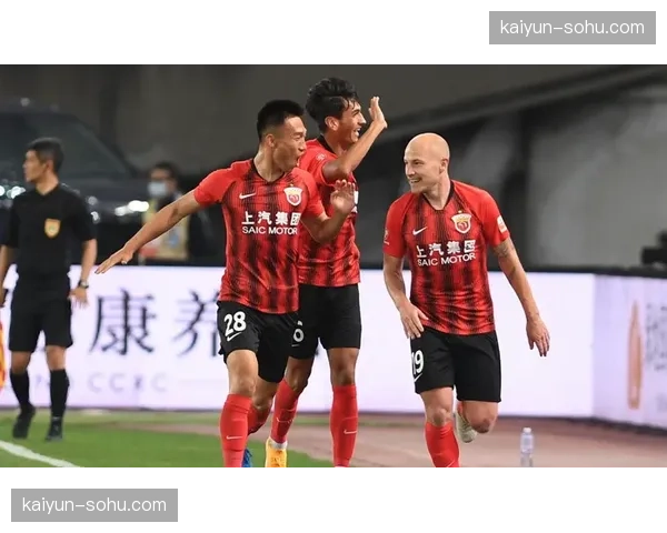 贺惯伤缺两周,三镇防线组织能力面临战术重组考验 贺惯伤缺两周,三镇防线组织能力面临战术重组考验